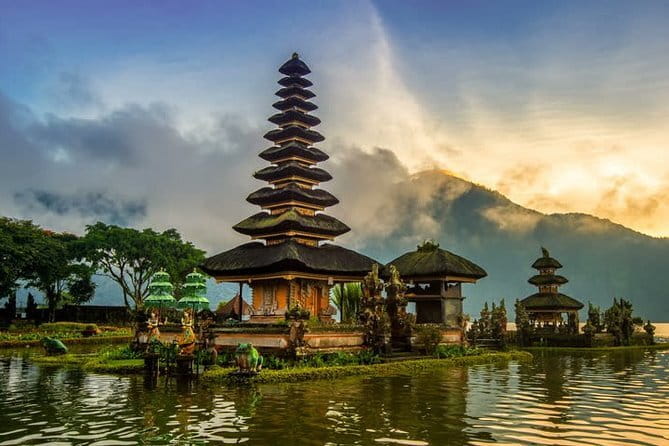 Bali Tour: Tanah Lot, UNESCO Rice Terrace and Water Temple - Handara Iconic Gate is a photo stop, not a major sight