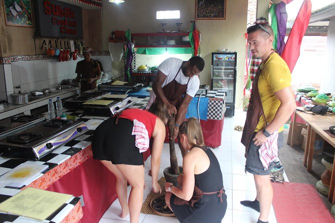 Balinese Ubud cooking school (9 Dish Cooking and Market Tour) - Afternoon visitors get a Balinese offering activity