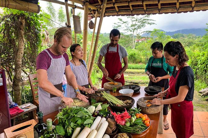Balinese Vegan Cooking Class with Fresh Harvesting & Garden Tour - Cooking with older Balinese tools