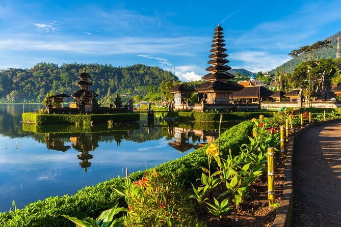 Full Day Tour to Water Temples UNESCO Rice Terraces in Bali - Ulun Danu Bratan and the floating-temple view