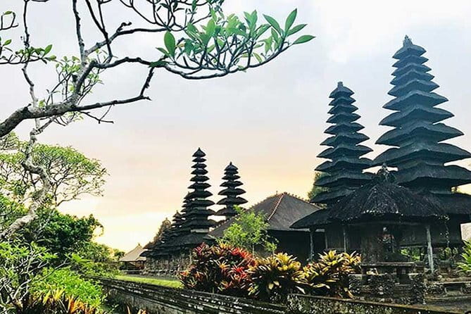 Full day Ubud and Tanah Lot tour - Tegenungan Waterfall: choose the view or the descent