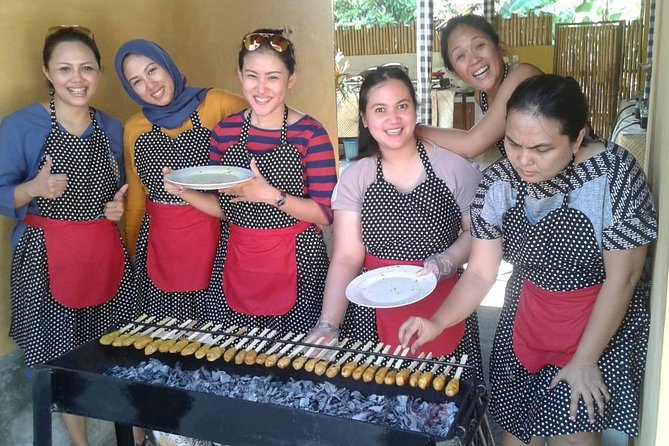 Jambangan Bali Cooking Class - Cooking several dishes, then eating in the garden