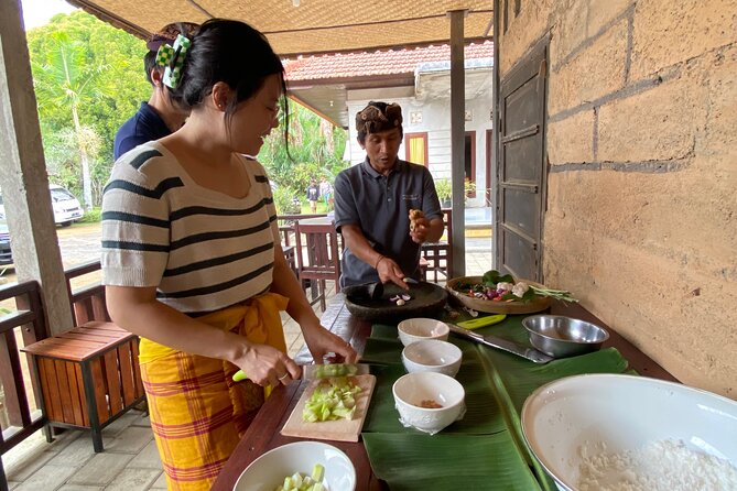 Munduk:authentic local Home cooking class - Picking ingredients from the local garden