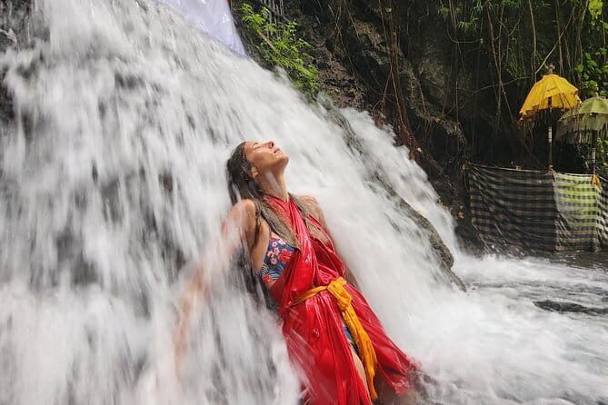 Private Balinese Purification in Holy Water at Temple with Local - What Melukat means in Balinese life