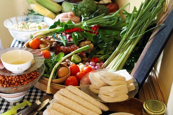 PRIVATE Ubud Market Tour & Balinese Cooking Class with Putu - Lunch inside Putu’s family compound