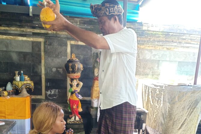 Spiritual Purification and Local Healer Visit Tour (ALL INCLUDED) - Passing through Bali’s wood carving country