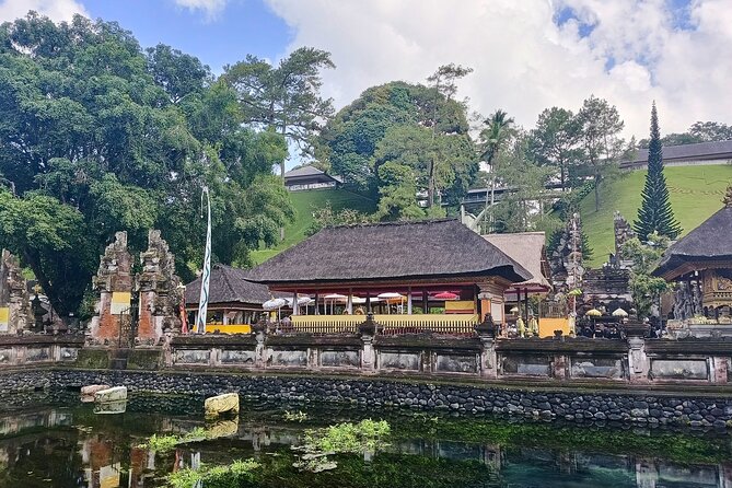 Ubud Tirta Empul Temple Tour with Purification Experience - What the guides add to the visit